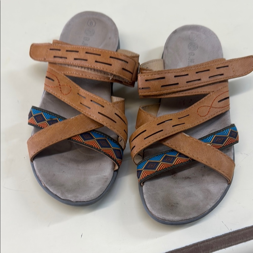 Women’s G.N.D. Multi color sandal size 8